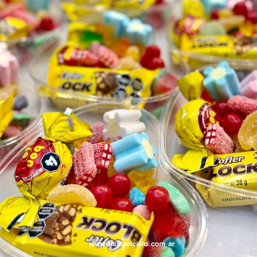 BANDEJA CORAZON MIX CHOCOLATES Y GOMITAS.